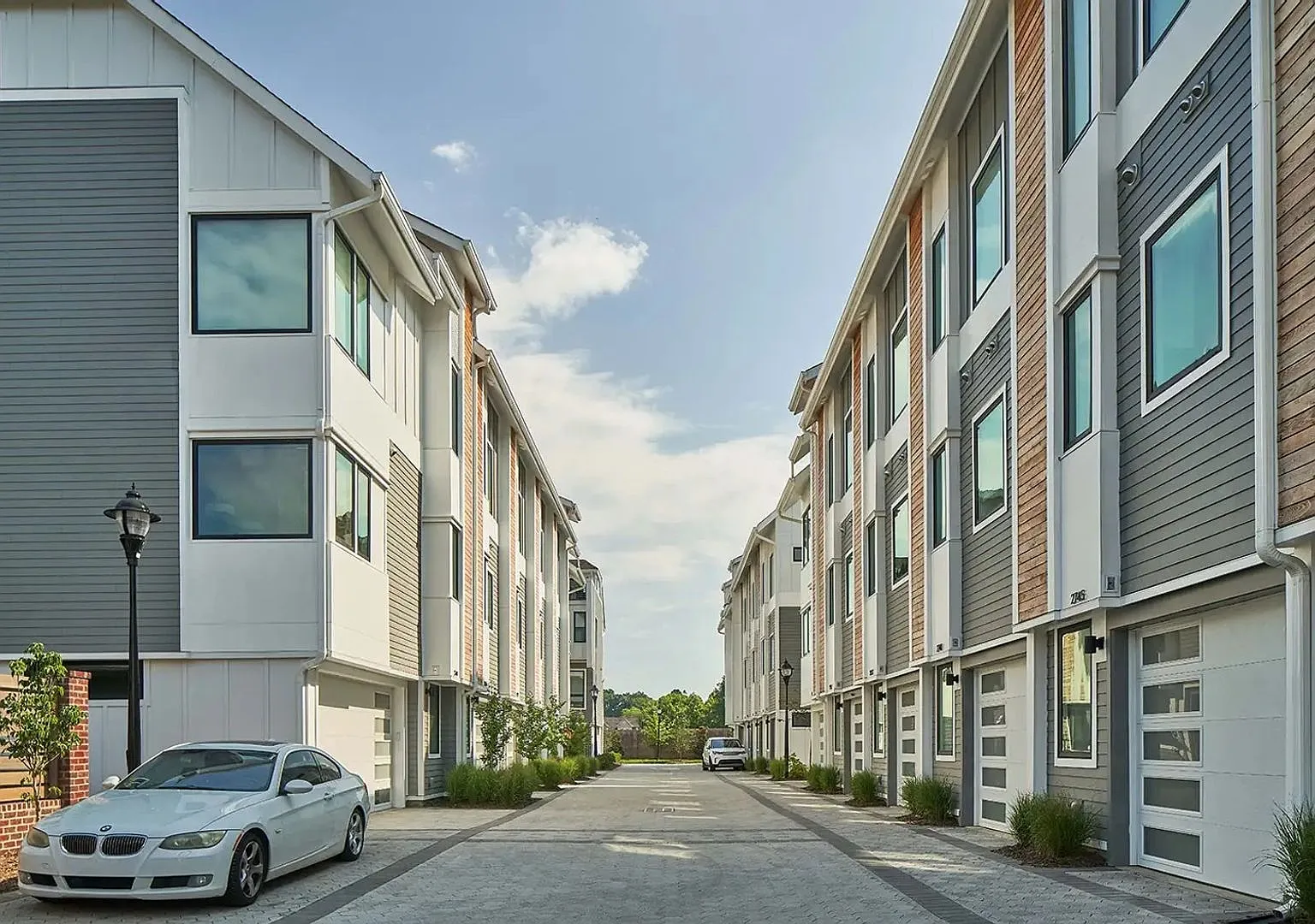 Beautiful Modern 3-Bedroom Townhome Rooftop Terrace + 2-Car Garage — Photo 1