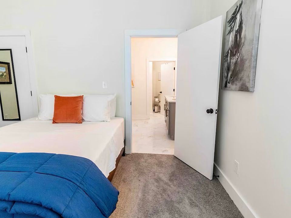1st image of 620 W Poplar St Room B