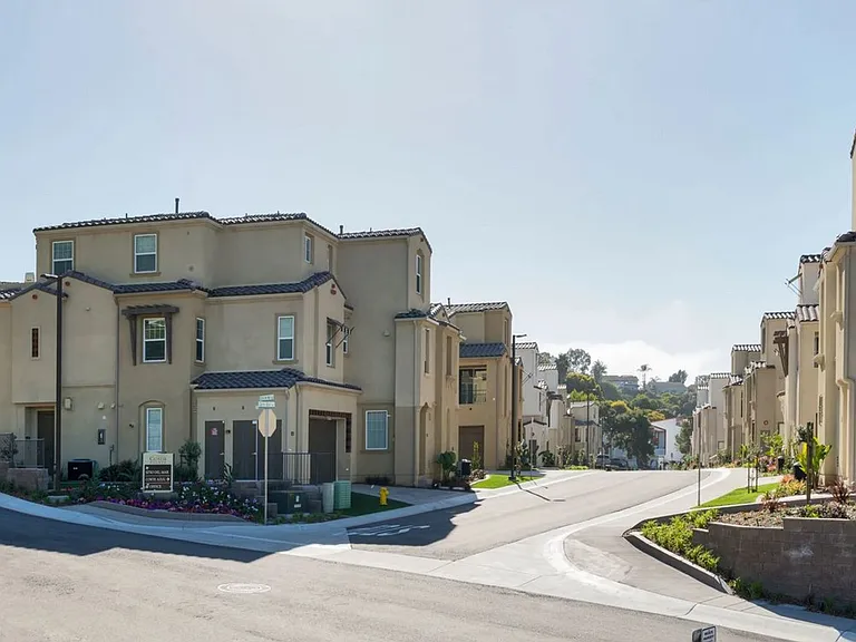 Costa Pointe Luxury 3-4 Bedroom Townhomes — Photo 35