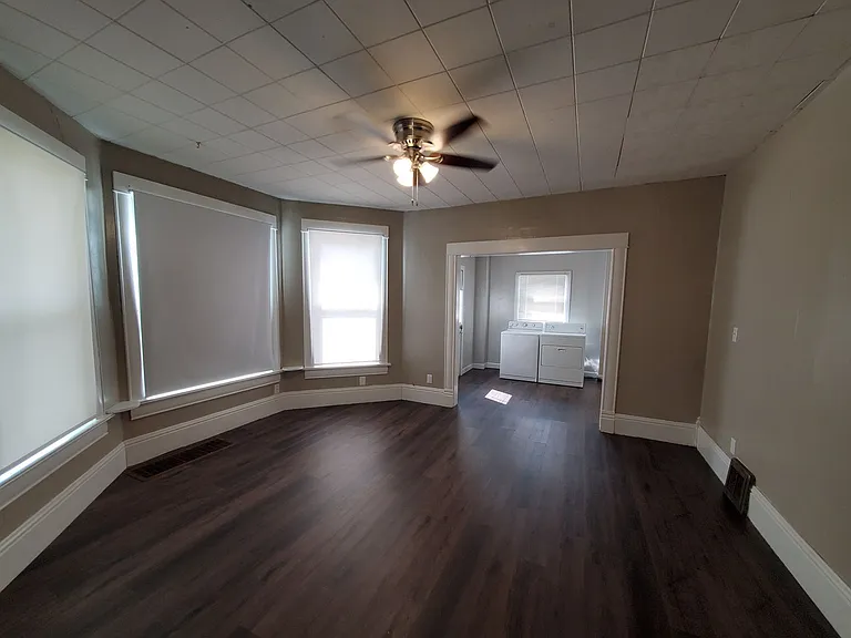 Remodeled 2 Bd with huge kitchen, dining room and living room — Photo 17
