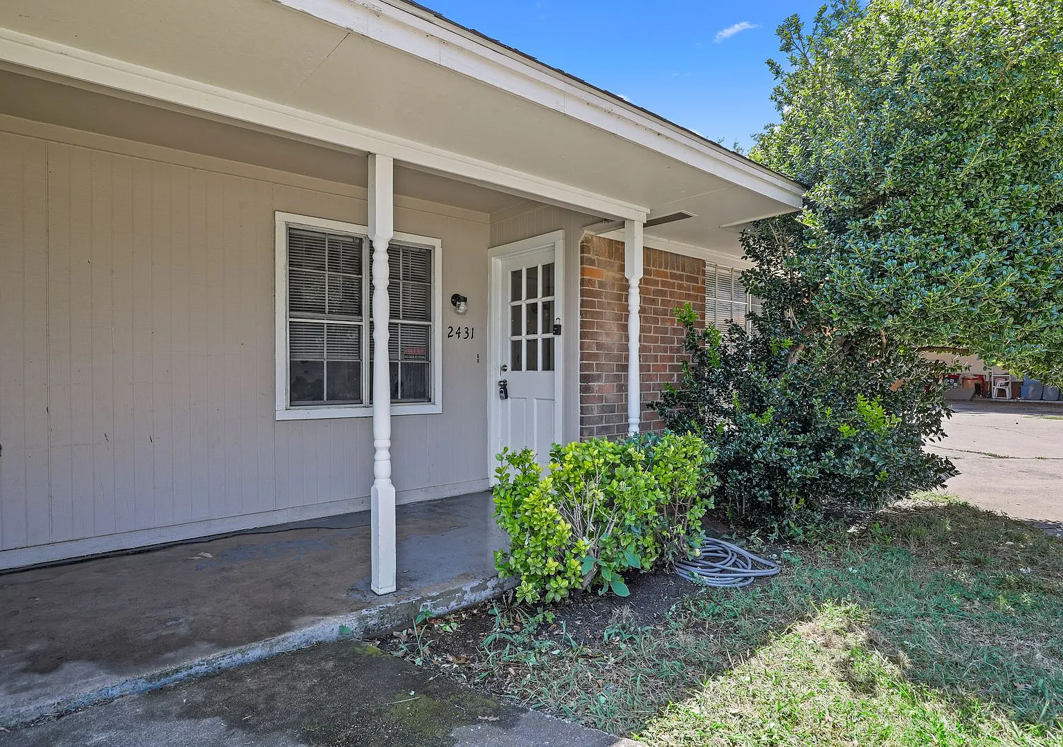 2429 Lakeview Cir — Photo 2