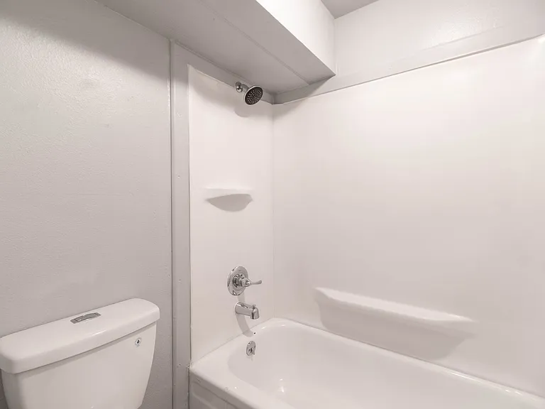 V-12 — Photo 17