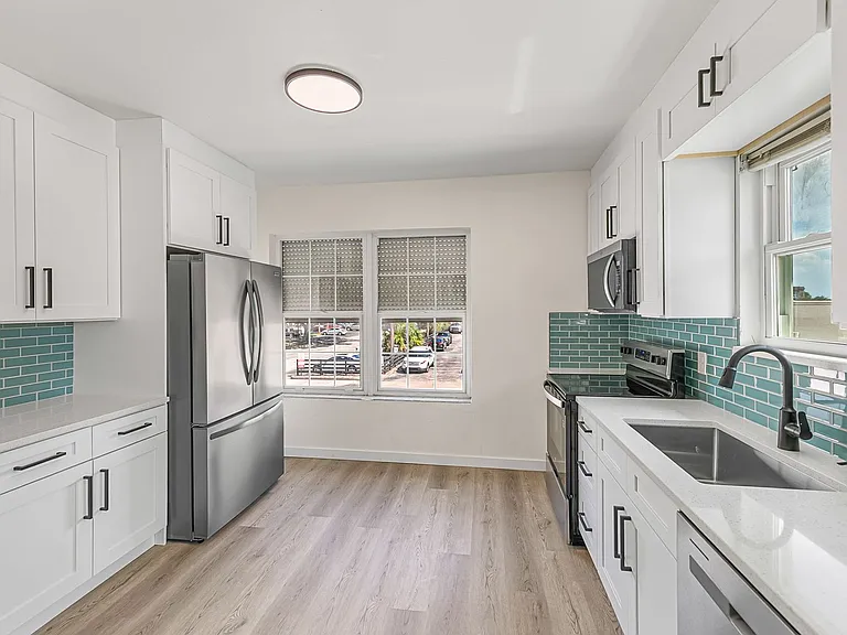 1008 Strawbridge — Photo 10