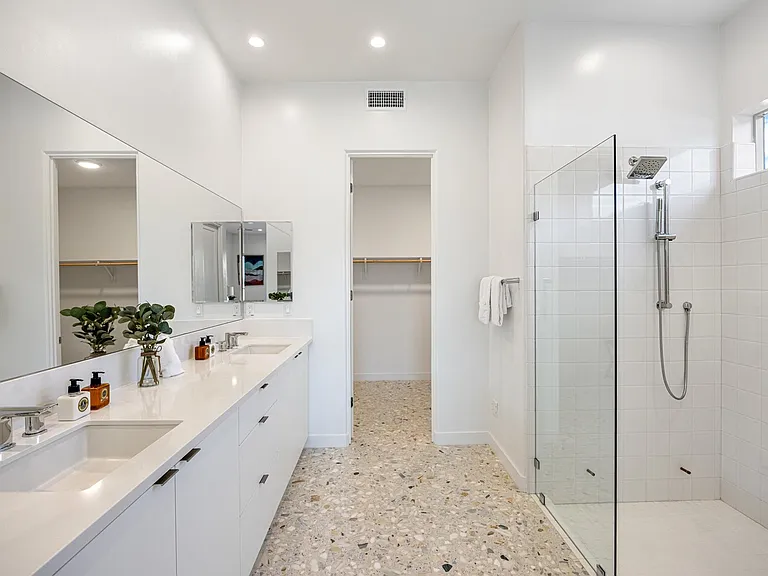 Master Suite 1 Bathroom