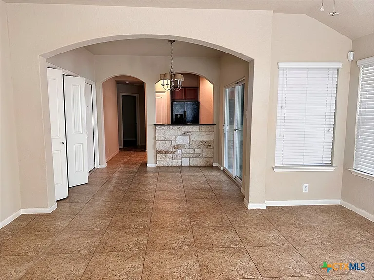 2020 Meadow View Dr — Photo 2
