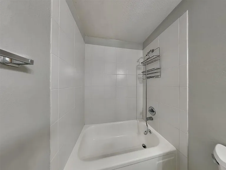 549 Park Center Blvd — Photo 17