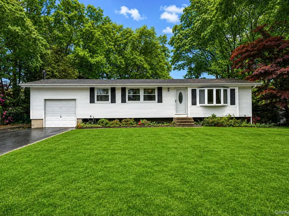 16 Lodge Lane, East Setauket, NY 11733