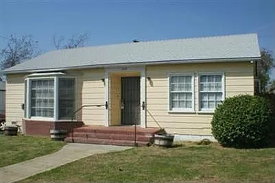 205 Bedford Way photo 1
