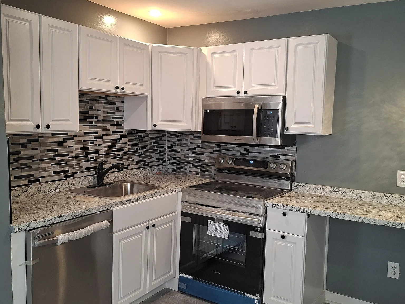 2 bed, 1000 sqft, $2,300 — Photo 1