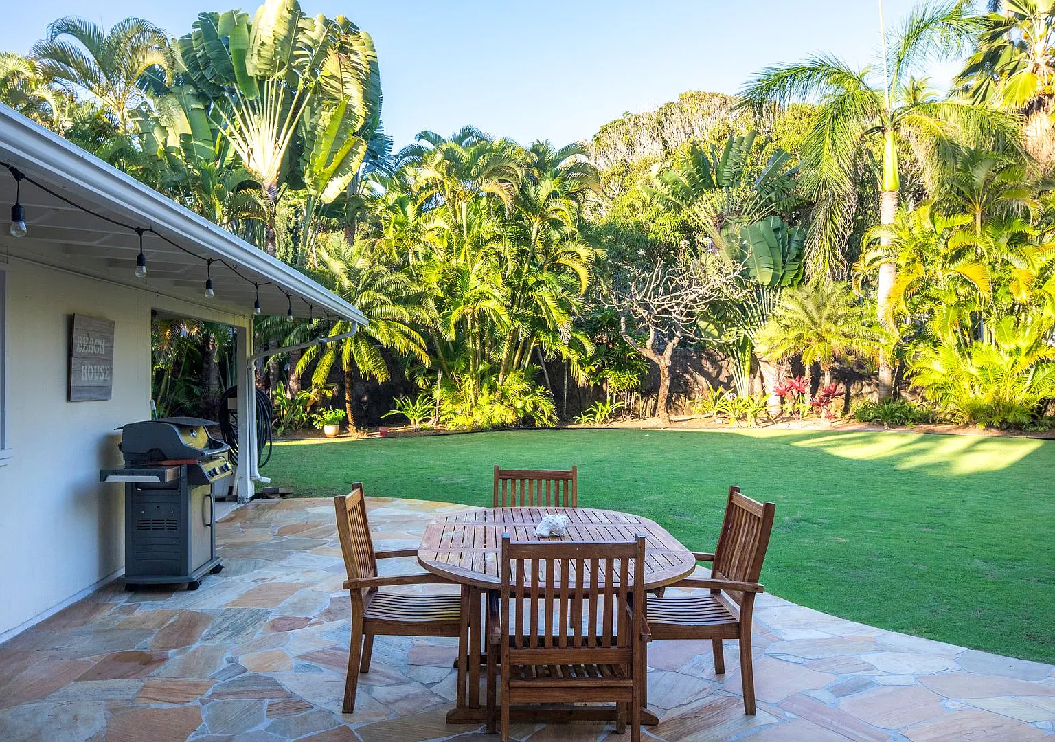 Fully Furnished Lanikai House with A/C — Photo 3