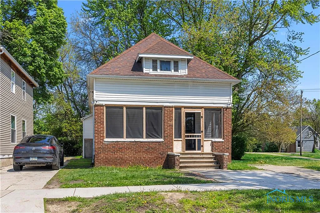 2726 Lawrence Ave photo 1