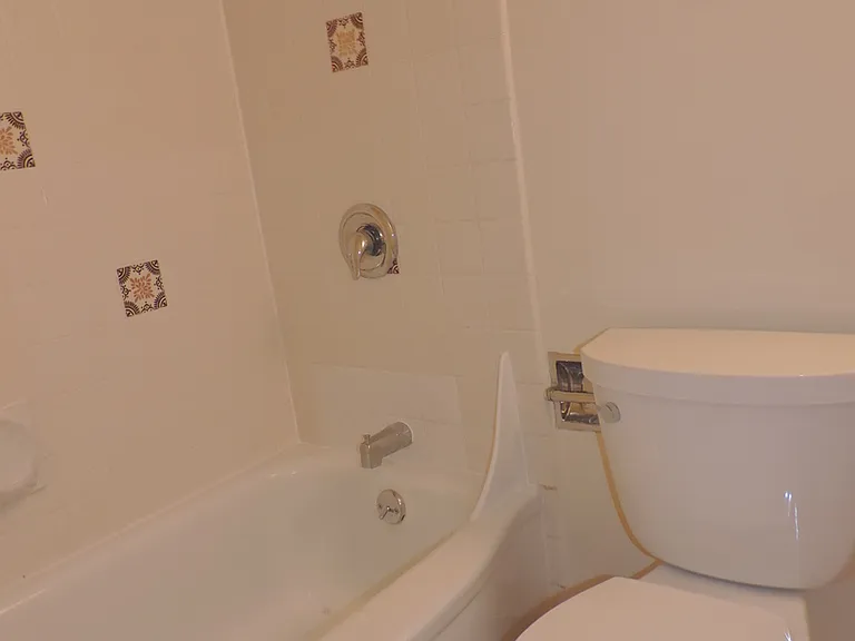 Eugene Manor Apartments — Photo 33