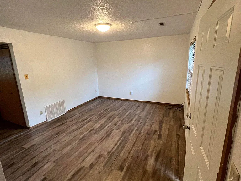 1036 Village Ln — Photo 3