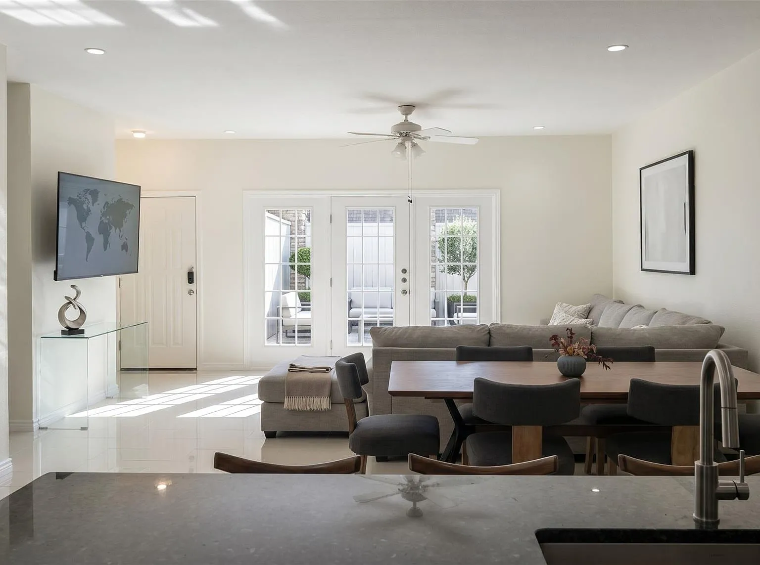 2 bed, 2.5 bath, 1740 sqft, $2,000 — Photo 1