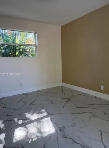 1811 N 40th Ave — Photo 9