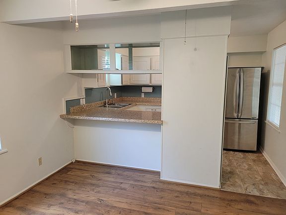 3rd image of 190 Glen Oak Ln