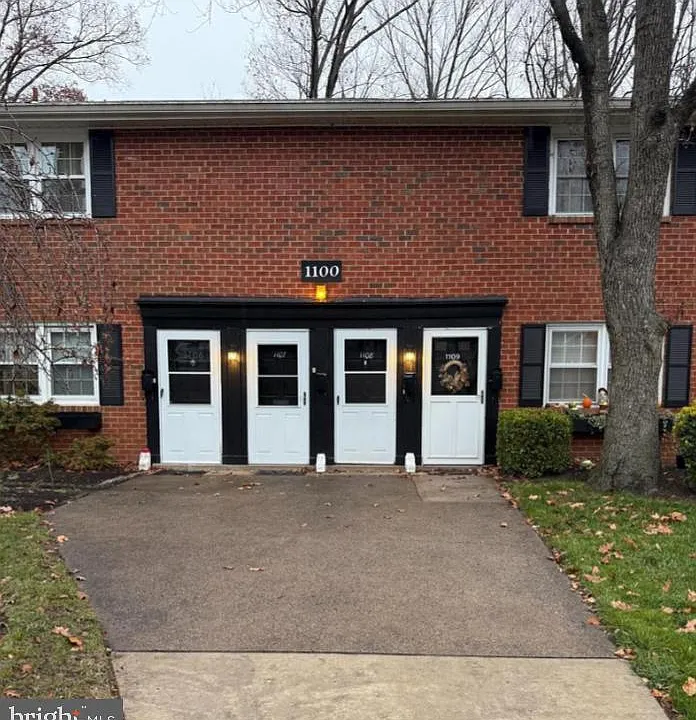 1108 Yardley Cmns