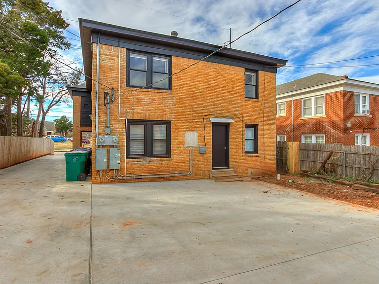 2110 N Kelley Ave — Photo 37