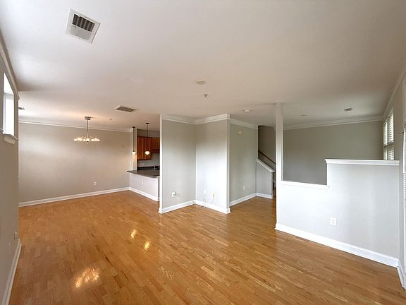 3rd image of 534 Oakland Ave