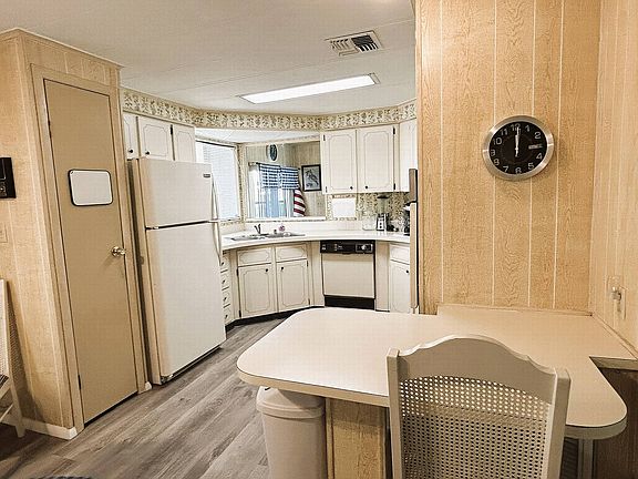 3rd image of 6 San Remo Dr