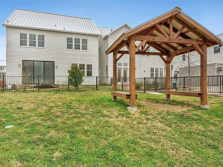 4502 Grassland Dr — Photo 33