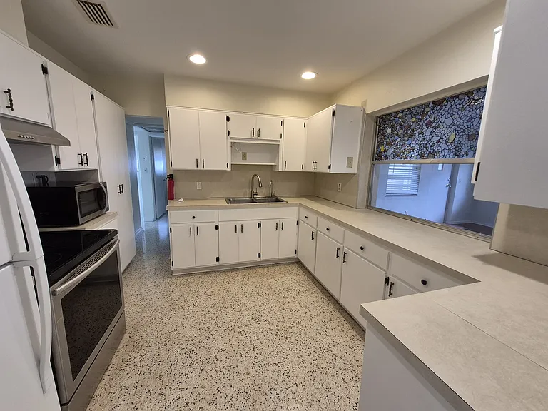 1013 Meadowlawn Dr N — Photo 10