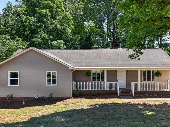 7 Holly Crest Ct, Greensboro, NC 27410