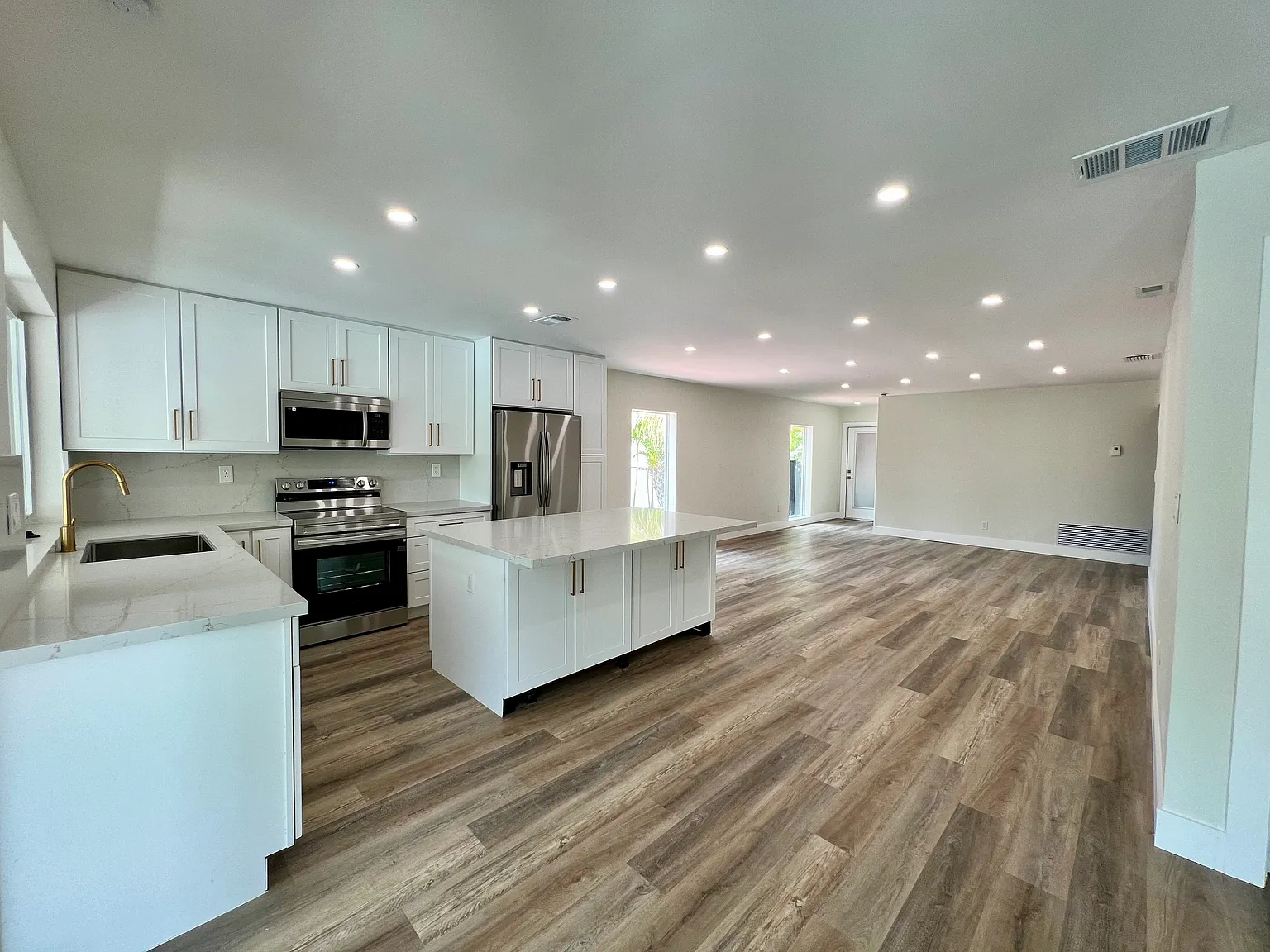 6914 Holly Rd — Photo 2