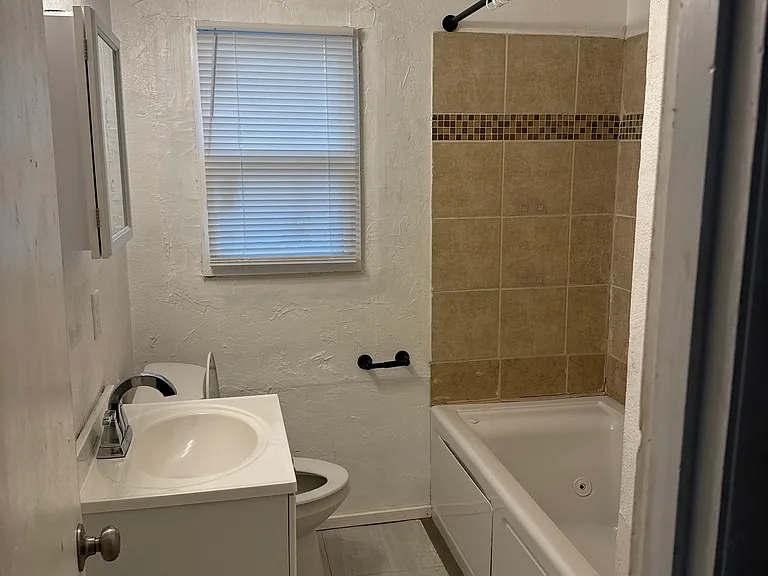 3205 N Lindsay Ave — Photo 1