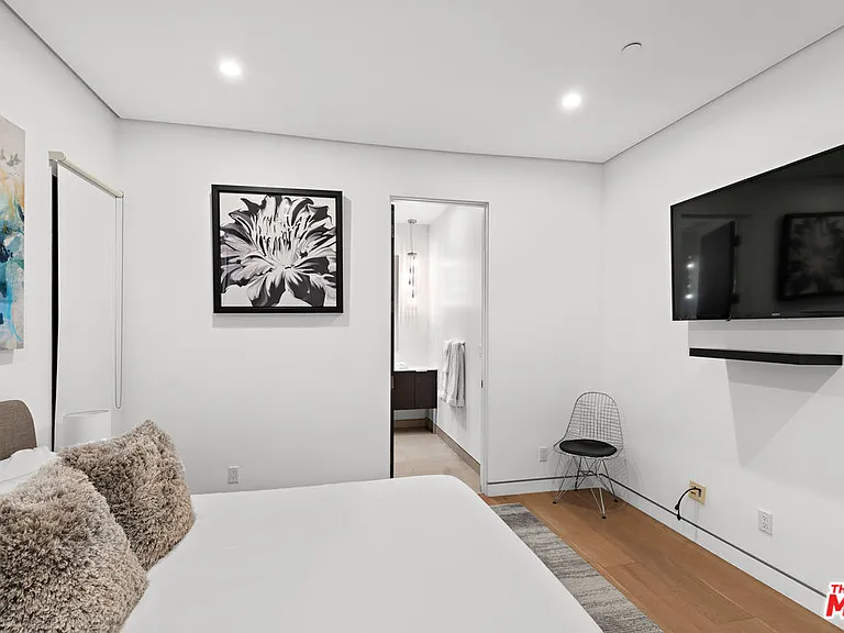 610 N Stanley Ave — Photo 32