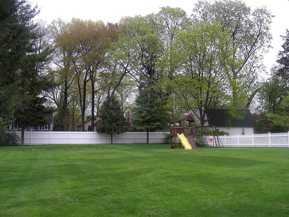 Large, fully fenced backyard