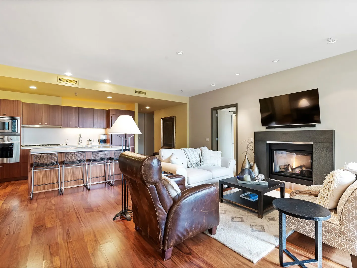 Atwater Place - 2 bed/2.5 bath + office/den South Waterfront condo w/2 parking spaces/storage/mos... — Photo 3