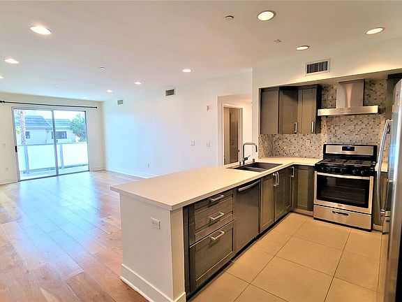 2nd image of 7133 Hawthorn Ave APT 302