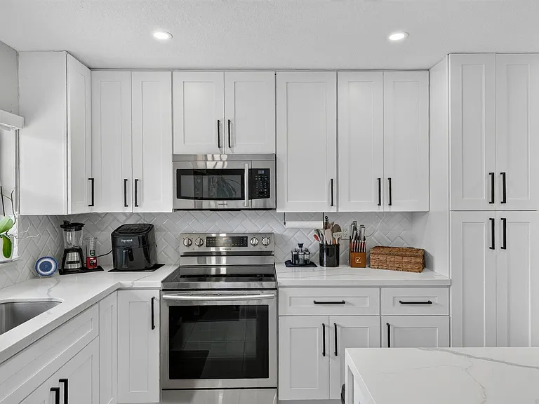 8131 NW 44th Ct — Photo 23