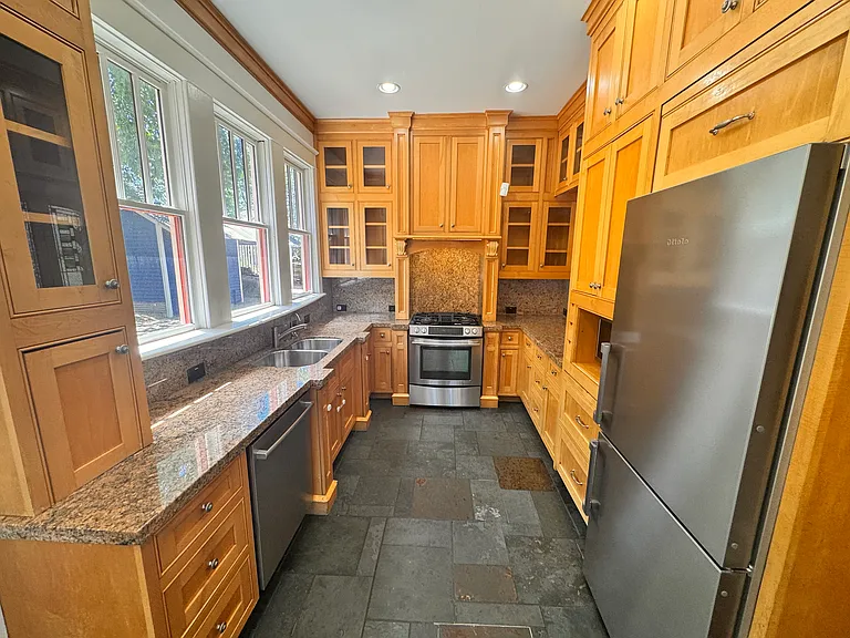 412 E 6th St — Photo 14