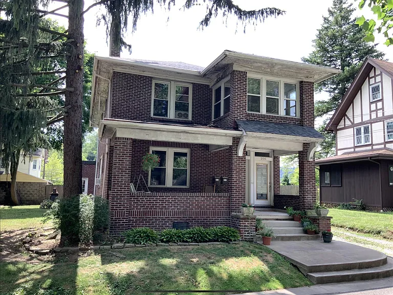 Entire Front of Building
First floor unit has the swing on front porch
