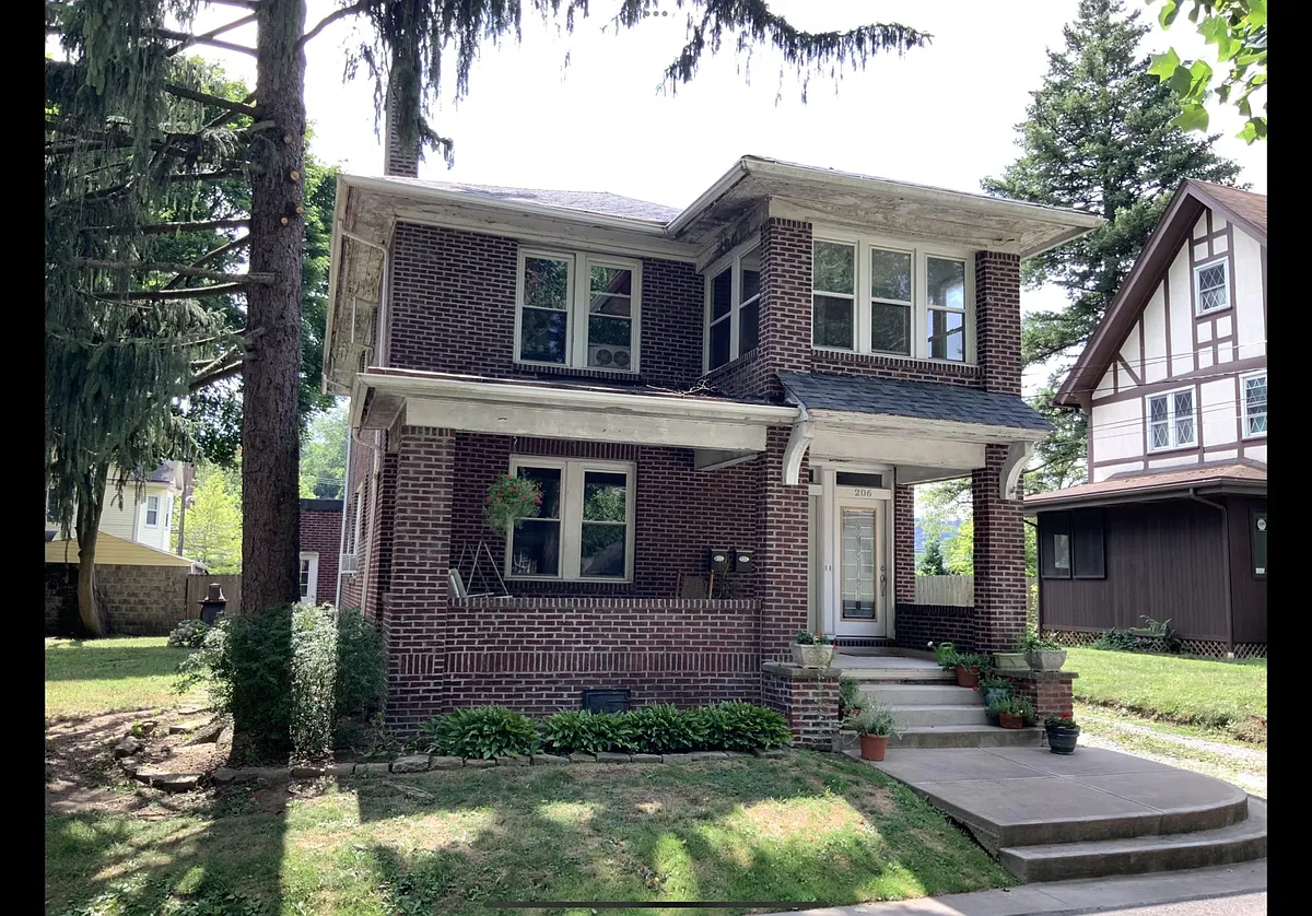 Entire Front of Building
First floor unit has the swing on front porch - 208 Orchard Pl #1