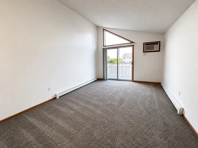 Greenbrier Apartments — Photo 15