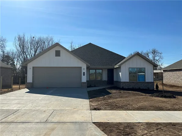 33 Pitts St, Farmington, AR 72730