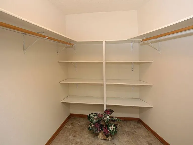BAY MANOR APARTMENTS — Photo 31