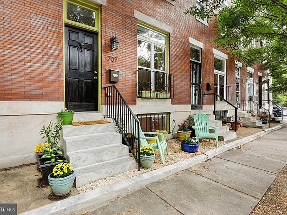 2nd image of 207 N Kenwood Ave