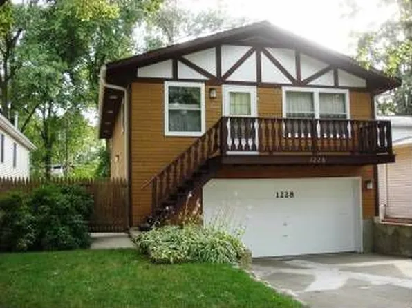 1228 N Lake Shore Dr, Round Lake Beach, IL 60073