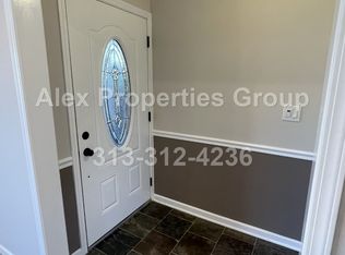 31045 Sheridan Dr, Beverly Hills, MI 48025