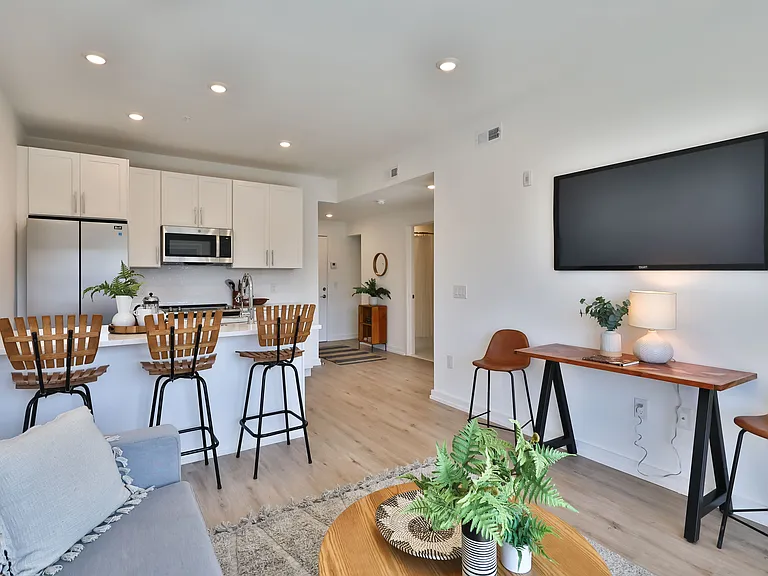 231 W Johnson Street — Photo 43