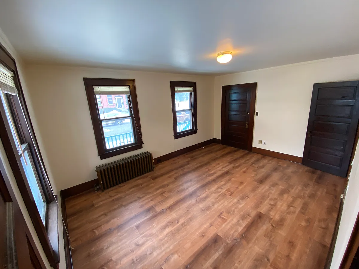 Building Photo - 10 Thompson St #1