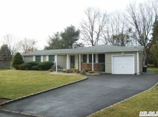 14 Fraternity Ln, Stony Brook, NY 11790