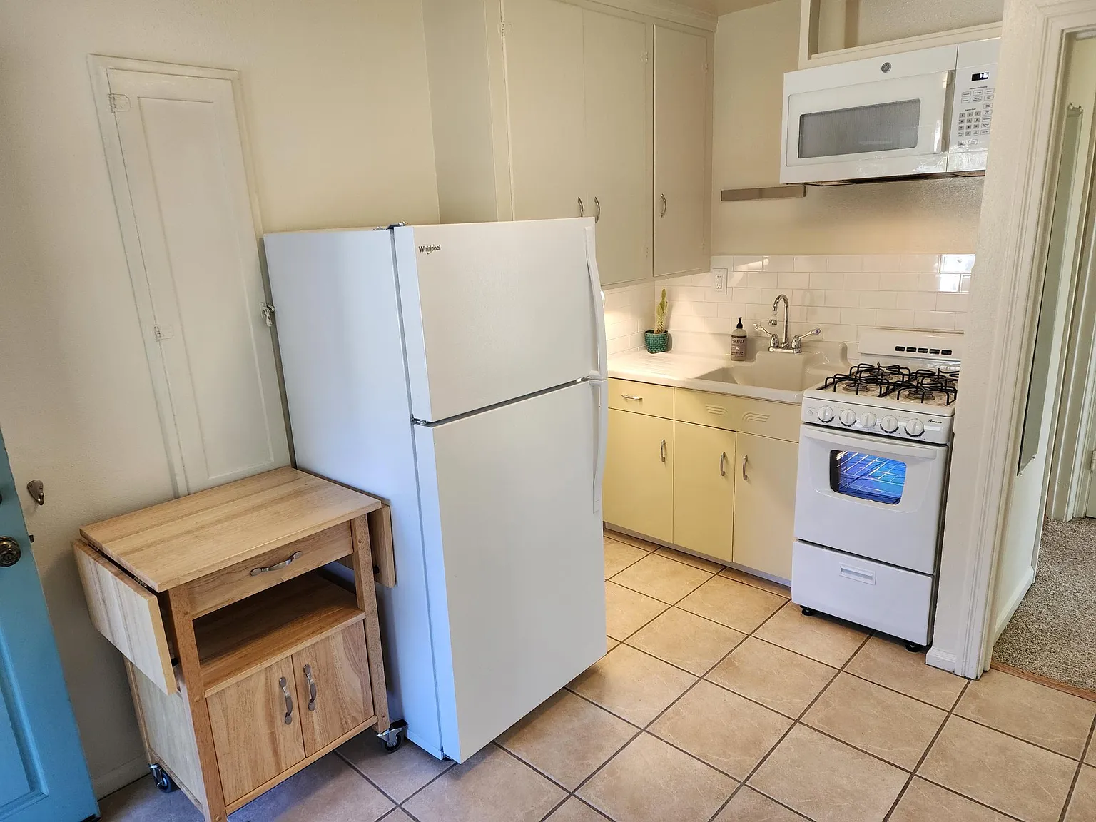 2 bed, 428 sqft, $3,390 — Photo 2