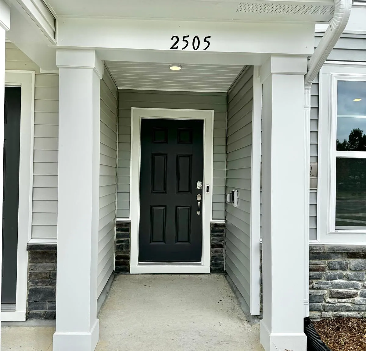 2505 Kasota Ln — Photo 2