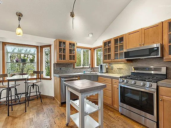 6 bed, 3892 sqft, $5,000 — Photo 2