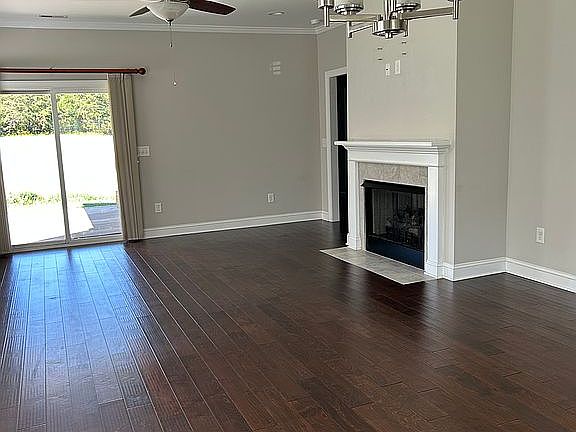 Livingroom Gas log fireplace